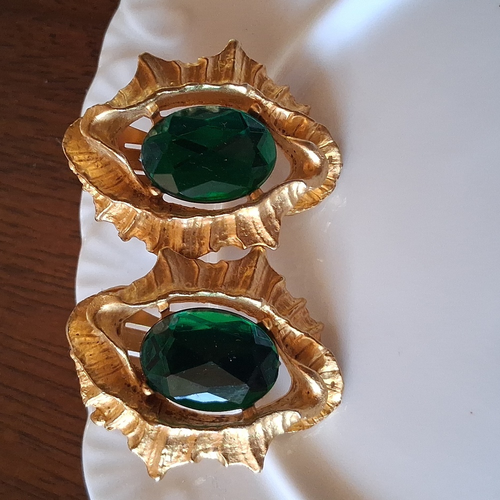 Vintage Clip-on Gold-Tone Earrings with Emerald Green - Picture 3 of 13